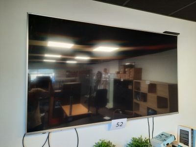 une photo d'une télévision à écran plat montée sur un mur