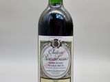 une bouteille de vin rouge avec une étiquette, posée sur une surface blanche