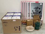 de nombreux cartons d'objets posés à même le sol