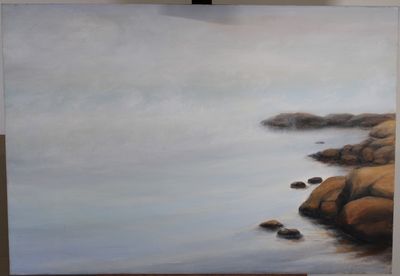 une peinture à l'huile représentant un rivage rocheux avec des rochers dans l'eau