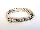 un gros plan sur un bracelet en argent portant l'inscription « libération »