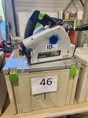 une photo d'une scie sauteuse filaire posée sur une boîte