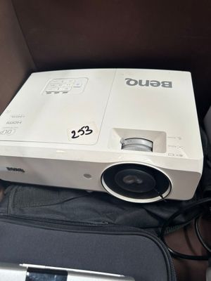 un projecteur blanc posé sur une valise