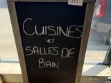 un tableau noir sur lequel est écrit « cuisines et salles de bain »