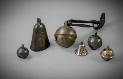 une image représentant un ensemble de cloches posées sur une table