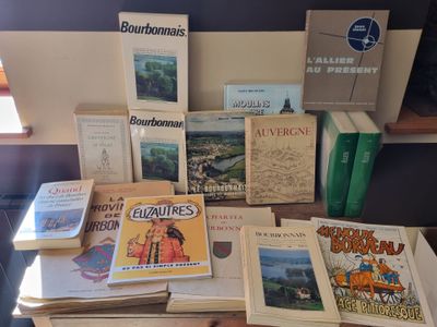 beaucoup de livres sur une table dans une pièce