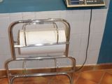 un rouleau de papier toilette posé sur un support dans une salle de bains
