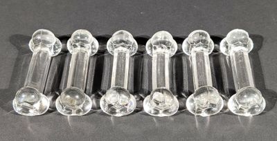 LOT COMPRENANT : - Suite de 6 porte-couteaux en verre. Longu…