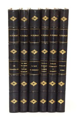 un lot de six livres noirs ornés de dorures