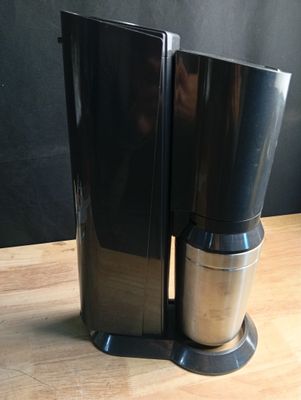 une cafetière noire posée sur une table en bois