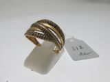 gros plan d'une bague sur une surface blanche avec une étiquette de prix