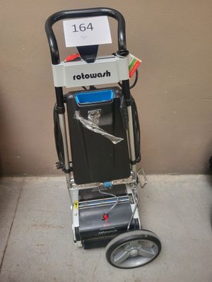 une petite machine posée sur le sol