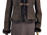 une robe et une veste sur un support pour mannequin