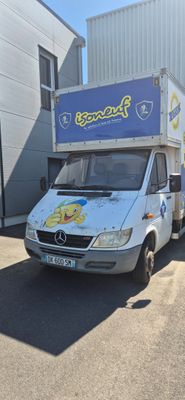 un camion garé devant un bâtiment
