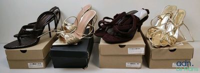 quatre paires de chaussures pour femmes sont alignées sur des boîtes