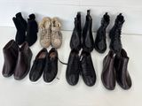 Plusieurs paires de chaussures sont alignées sur une surface blanche