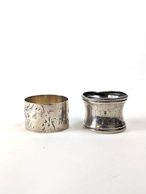 paire de ronds de serviette anciens en argent, avec un motif floral