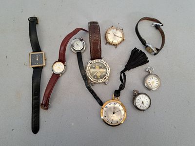 plusieurs types de montres sur la table