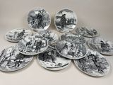 beaucoup d'assiettes sur lesquelles figurent des photos de personnes