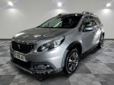 la voiture argentée est garée dans le garage sur un sol en damier
