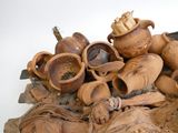 une pile de pots en argile posée sur une pile de bois