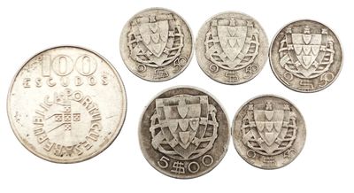six types de pièces différents sont présentés sur une surface blanche