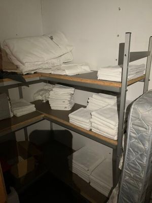 de nombreuses serviettes pliées sur les étagères de la pièce