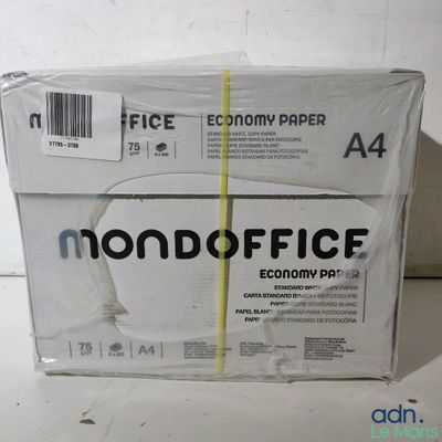 une boîte de papier posée sur une table