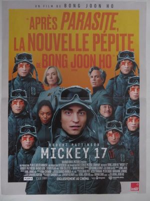 une affiche de film sur laquelle figurent plusieurs personnes en uniforme