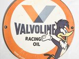 une pancarte portant l'inscription « Valvoline Racing Oil » sur le côté d'un mur
