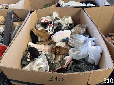 de nombreuses boîtes de chaussures qui traînent par terre