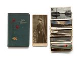 une pile de vieilles photos et un livre posés sur une table