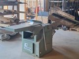 une machine placée au milieu d'une pièce