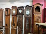 de nombreux types d'horloges exposées dans une pièce