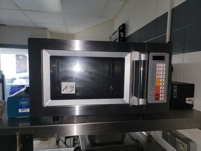 un micro-ondes posé sur le comptoir d'une cuisine
