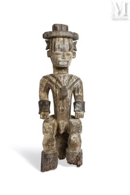 l'image d'une statue d'un homme avec un chapeau sur la tête