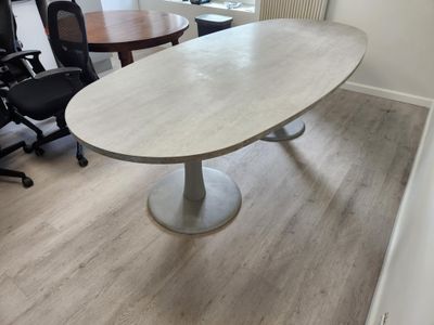 une image représentant une table de réunion dans un bureau