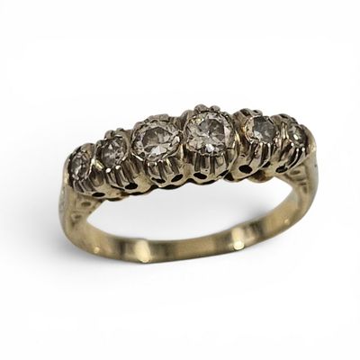 gros plan d'une bague en or et diamants sur fond blanc