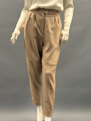 une photo d'un mannequin portant une chemise beige et un pantalon marron