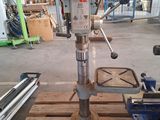 une machine posée sur une palette dans un entrepôt