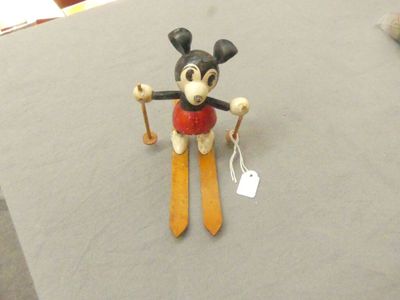 Personnage de Minnie en bois qui fait du Ski (petit manque)
