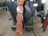 une photo d'une machine en train de fabriquer une pièce de bois