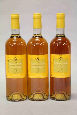 trois bouteilles de vin posées les unes à côté des autres sur une surface blanche