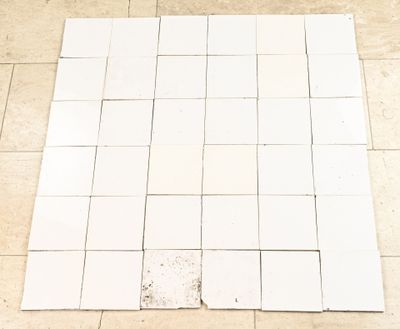 un sol carrelé de blanc, avec un trou au milieu