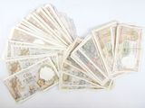 une liasse de billets posée sur une table blanche