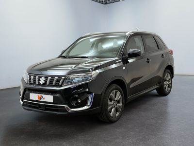 La nouvelle Suzuki Grand Vitax est garée dans un showroom.