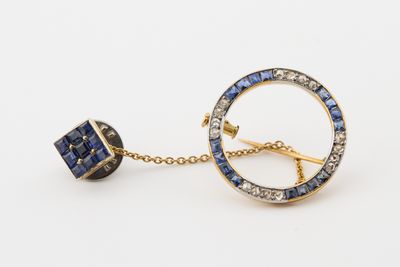 Broche "pin's" En or jaune 18 K (750‰) de forme ronde serti …