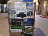 un chariot chargé d'un tas d'articles dans un entrepôt