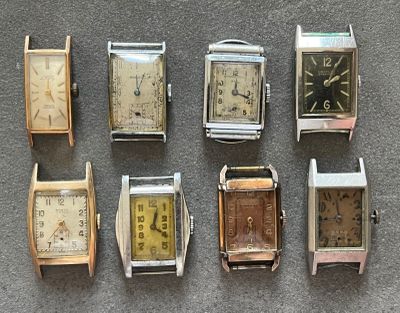 de nombreux modèles de montres exposés sur la table