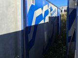 une enseigne bleue et blanche sur le côté d'un immeuble